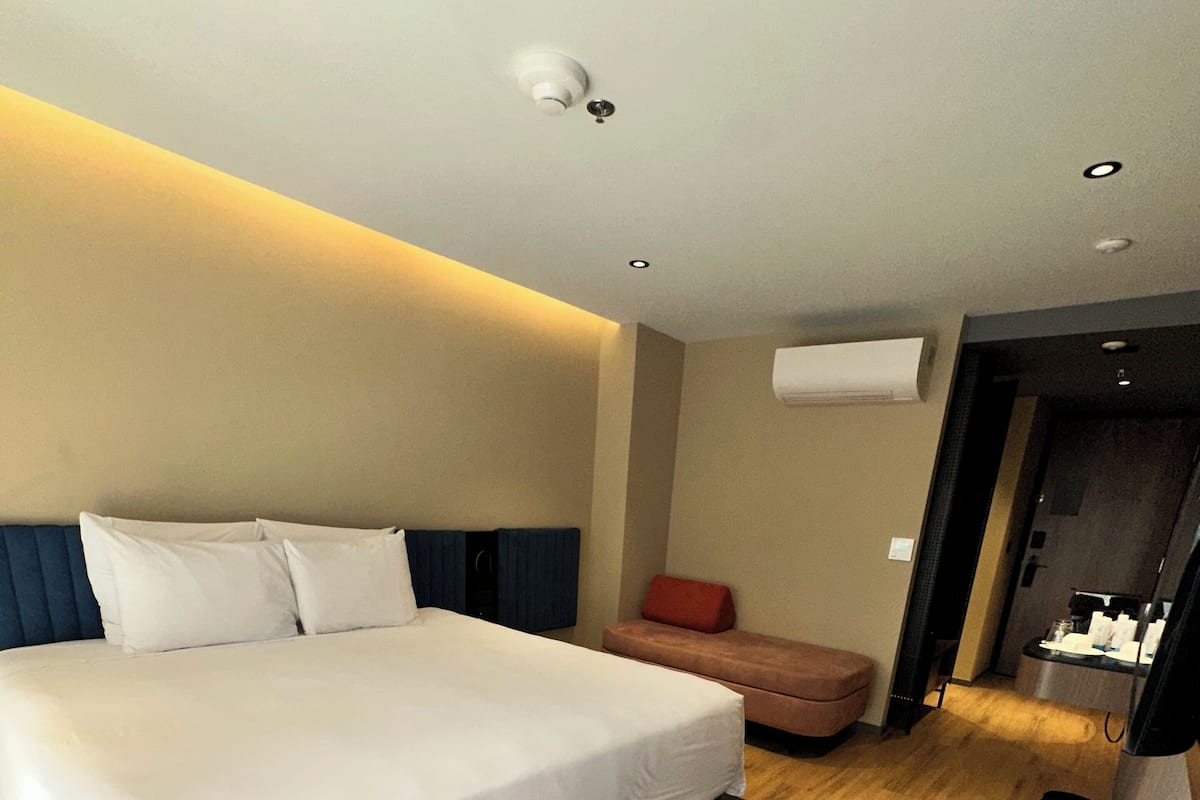 Quarto superior, 1 cama King | Cofres nos quartos, cortinas blackout, ferros/tábuas de passar roupa