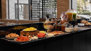 Ein Buffet mit verschiedenen Speisen und Getränken.