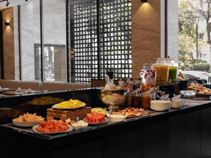 A buffet with various food items and beverages. - Novotel México City Centro Histórico (Mexico City)