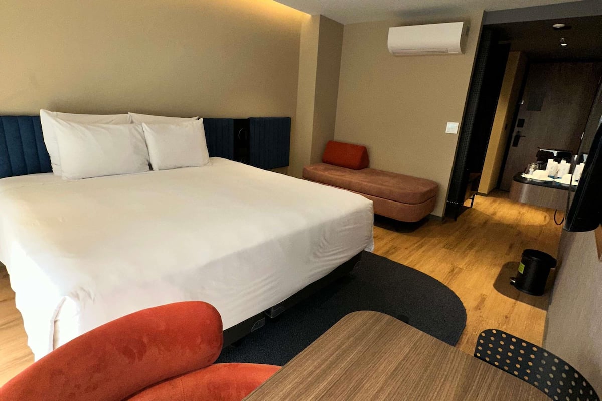 Superior Room, 1 King Bed | In-room safe, blackout drapes, iron/ironing board, free WiFi