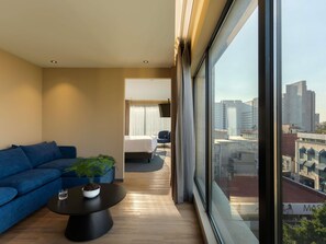 Suite ejecutiva, 1 cama King size y sofá cama | Caja de seguridad en la habitación y cortinas blackout 