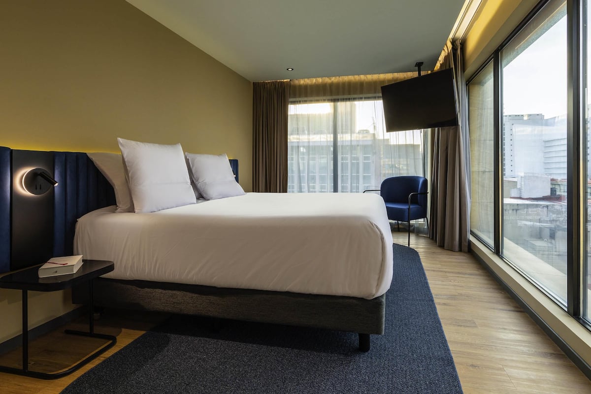 Deluxe Room, 1 King Bed | In-room safe, blackout drapes, iron/ironing board, free WiFi