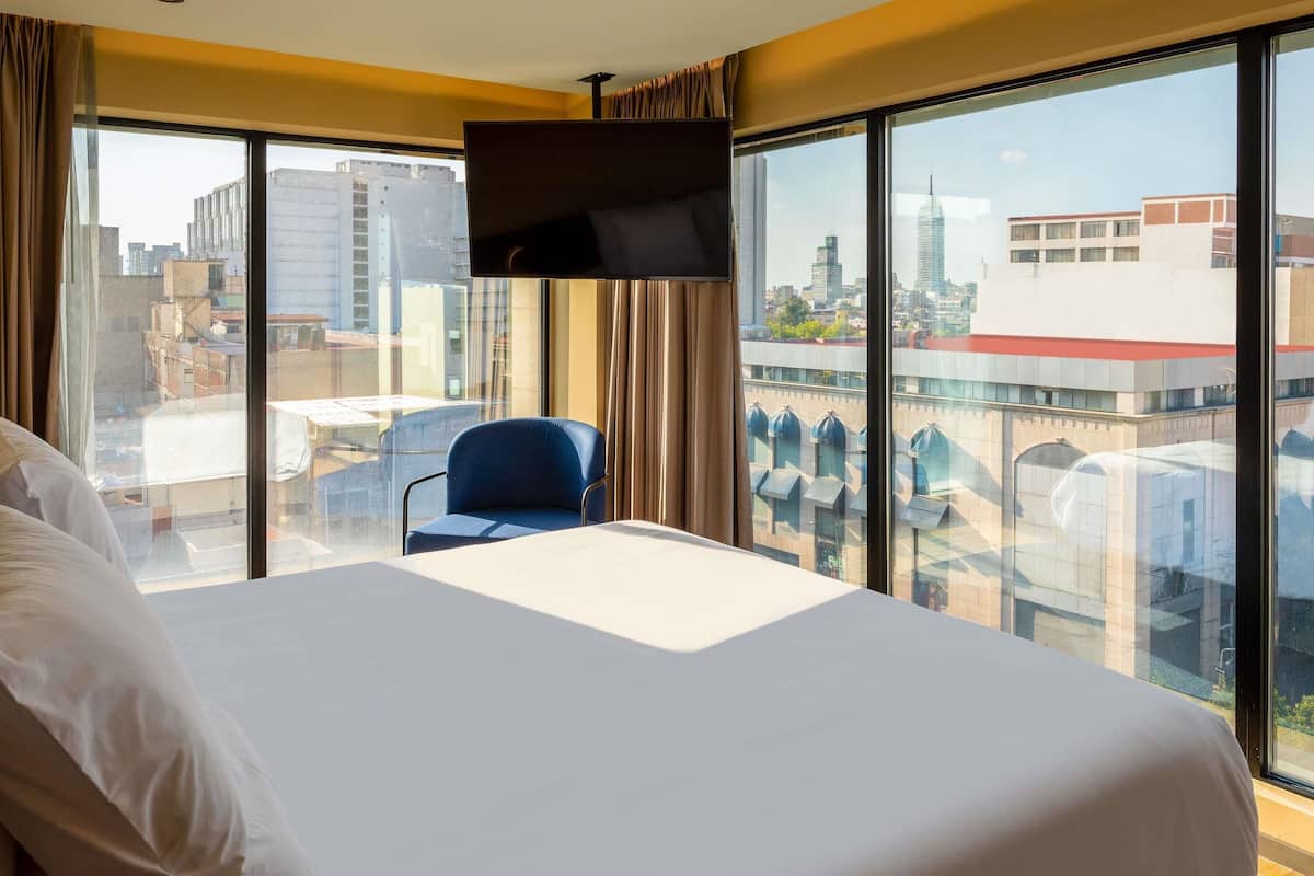 Suíte executiva, 1 cama King e sofá-cama | Cofres nos quartos, cortinas blackout, ferros/tábuas de passar roupa
