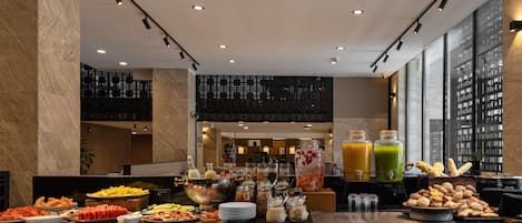 Petit déjeuner buffet (300 MXN par personne)