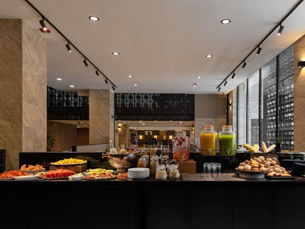 Petit déjeuner buffet (300 MXN par personne)