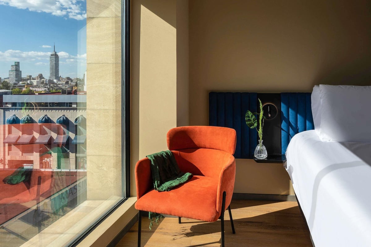 Executive Room, 1 King Bed | In-room safe, blackout drapes, iron/ironing board, free WiFi