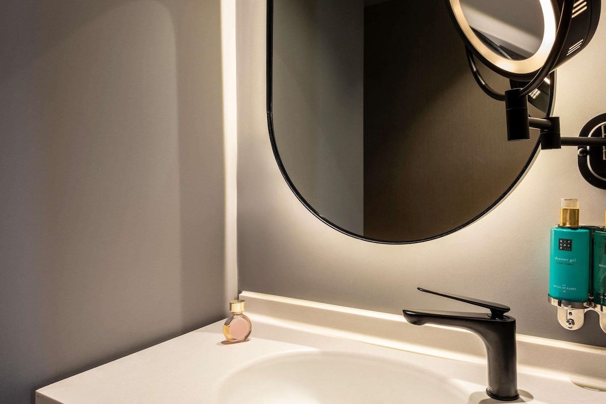 Superior Room, 1 King Bed (Accessible) | In-room safe, blackout drapes, iron/ironing board, free WiFi