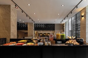 Petit déjeuner buffet (300 MXN par personne)