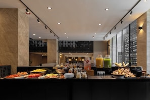 Petit déjeuner buffet (300 MXN par personne)