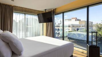 Quarto luxo, 1 cama King | Cofres nos quartos, espaço de trabalho para notebook, cortinas blackout