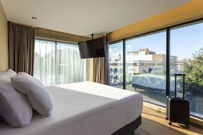 Deluxe Room, 1 King Bed | In-room safe, blackout drapes, iron/ironing board, free WiFi