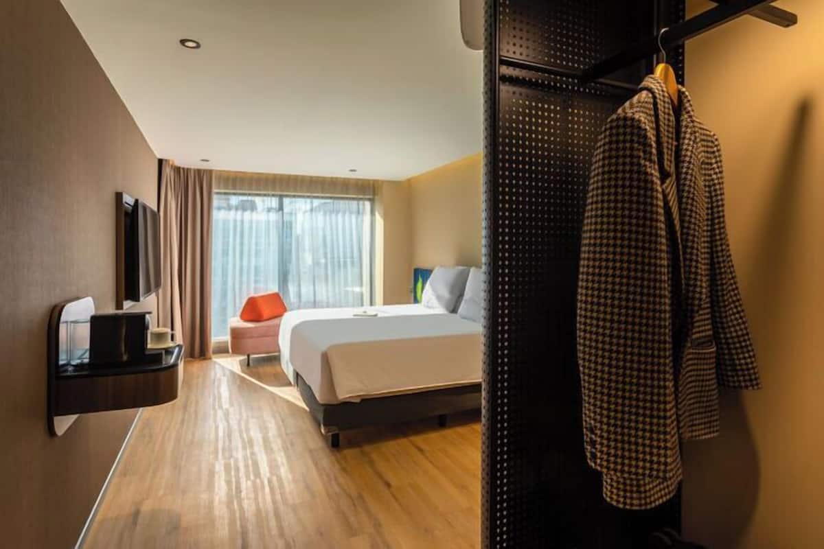 Quarto executivo, 1 cama King | Cofres nos quartos, cortinas blackout, ferros/tábuas de passar roupa