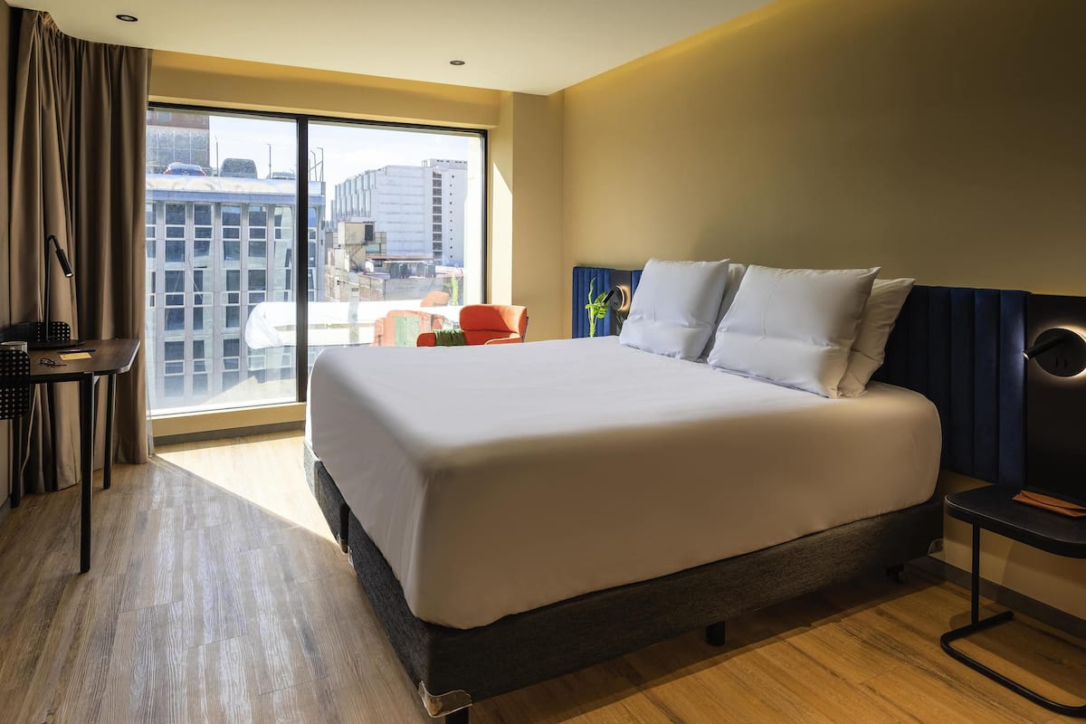 Quarto executivo, 1 cama King | Cofres nos quartos, cortinas blackout, ferros/tábuas de passar roupa