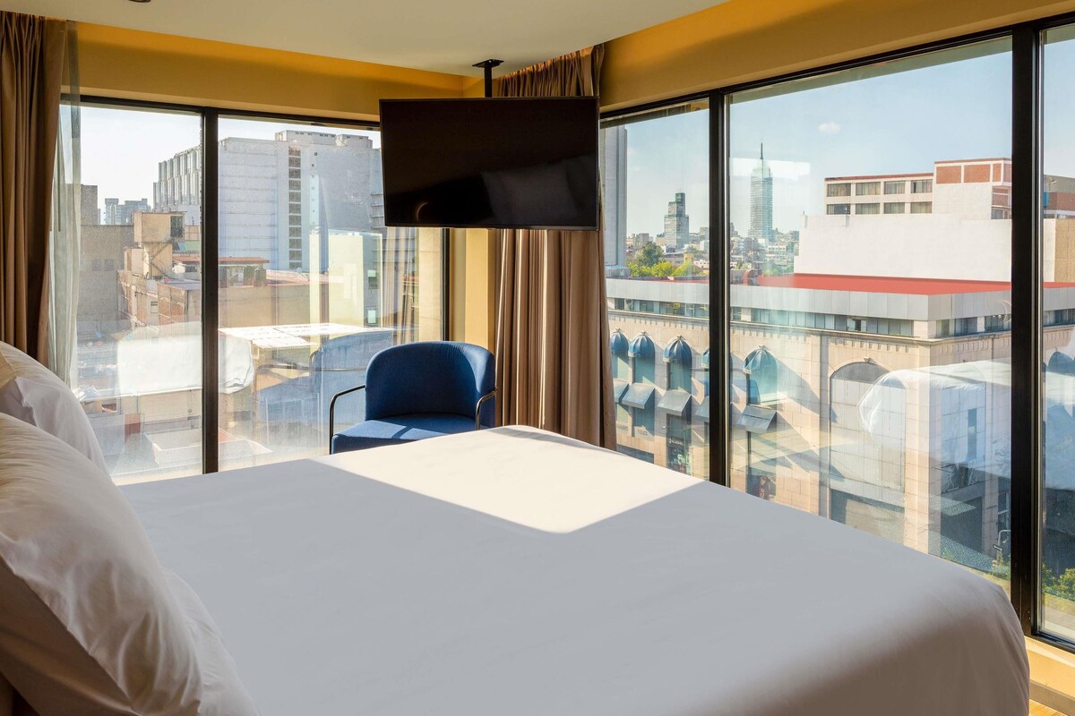 Executive Suite, 1 King Bed with Sofa bed | In-room safe, blackout curtains, iron/ironing board