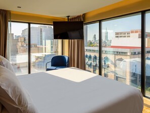 Executive Suite, 1 King Bed with Sofa bed | In-room safe, blackout drapes, iron/ironing board, free WiFi