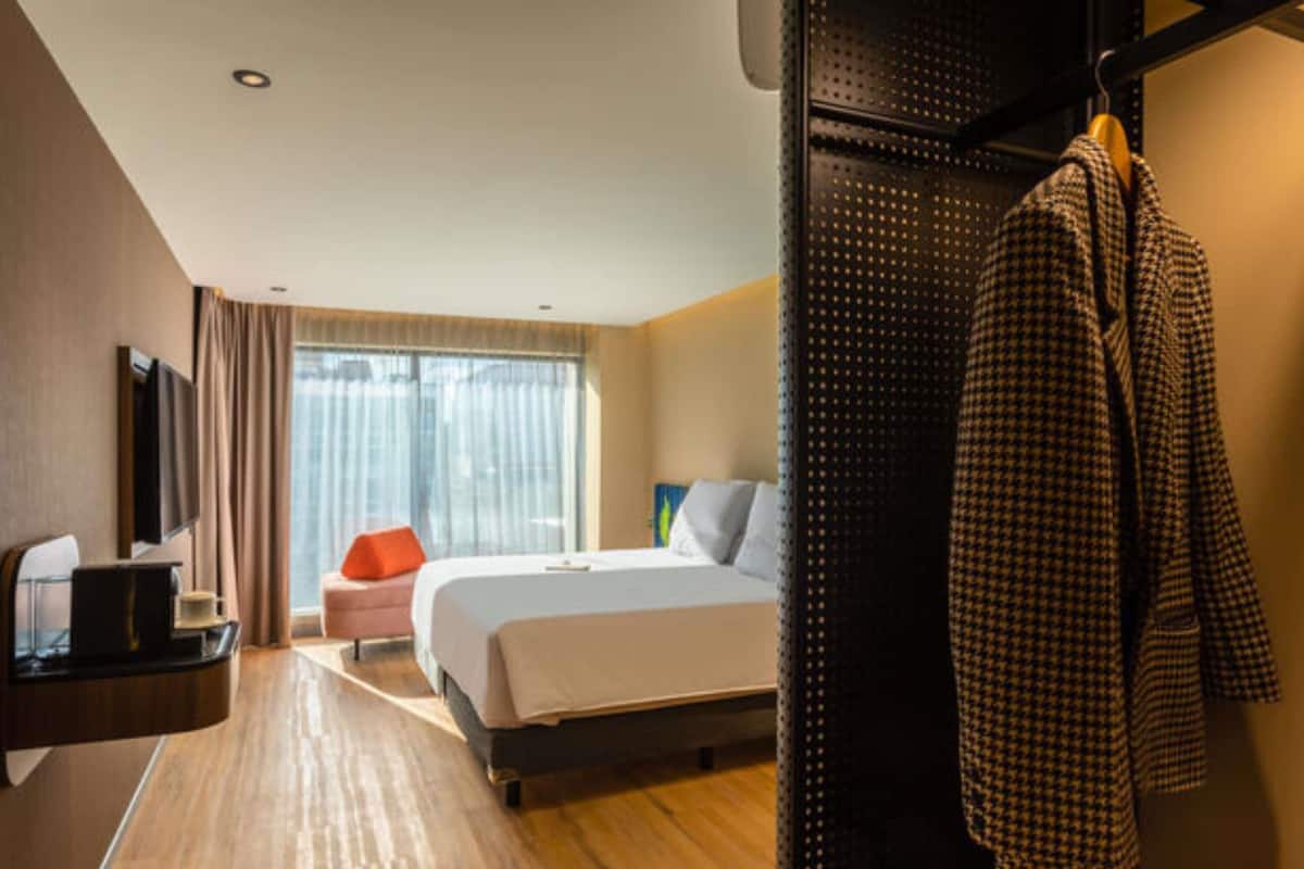 Executive Room, 1 King Bed | In-room safe, blackout curtains, iron/ironing board, free WiFi