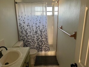 Douche, sĂšche-cheveux, serviettes fournies, savon