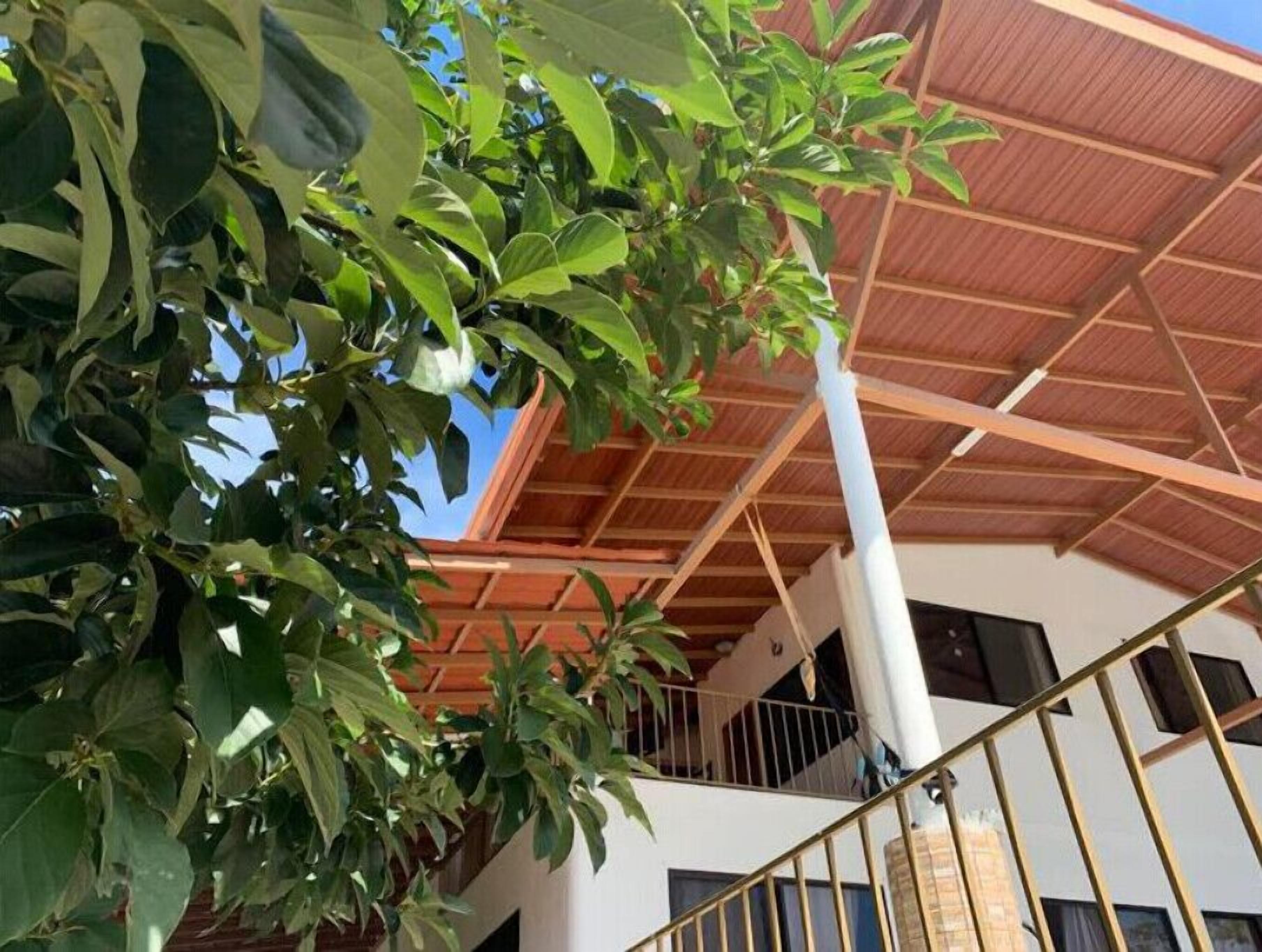 Een gebouw met een houten dak en een balkon.