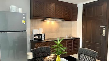 Apartment, 2 Bedrooms, Accessible, Balcony | Private kitchen