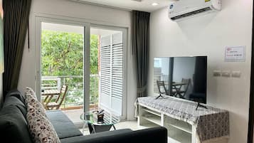 Apartment, 2 Bedrooms, Accessible, Balcony | Living area