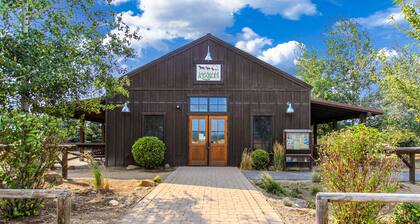 Charming home with fireplace, hot tub, WiFi, SHARC access, bikes