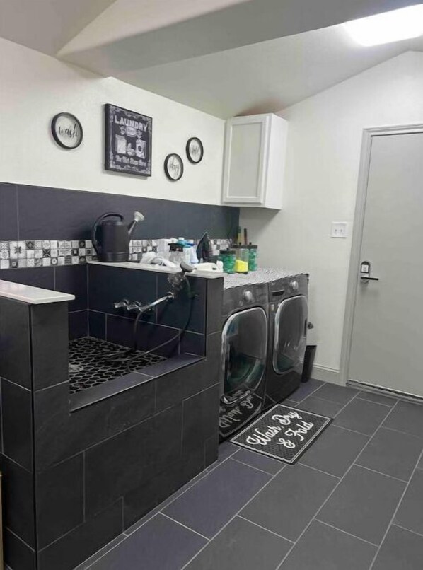 Interior - Allie Rose/Cabin 3 Lake Athens/ Canton Trade Days (Athens)