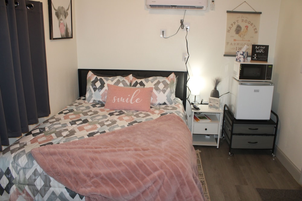 Allie Rose/ Cabin 2 Lake Athens/ Canton Trade Days Henderson County