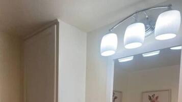 Dusche, Haartrockner, Seife, Shampoo