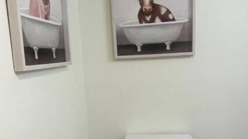 Dusche, Haartrockner, Seife, Shampoo