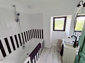 Shower, towels, soap, shampoo - Restored country house, 4 bedrooms, private pool. (Vanxains)