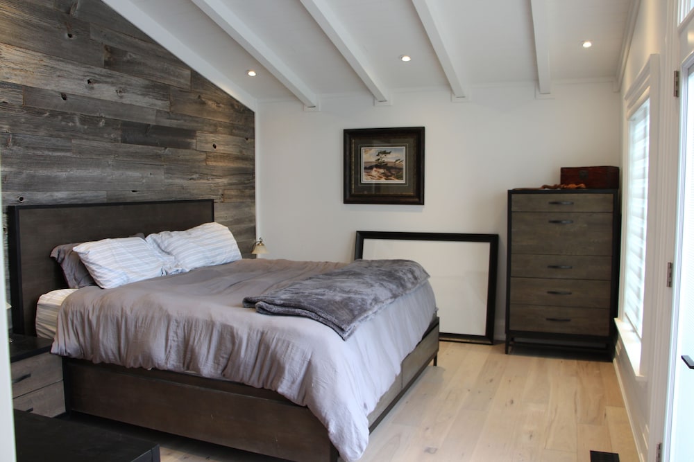 Exquisite designer cottage on sand beach on Kennisis Lake! Dysart et al Vrbo