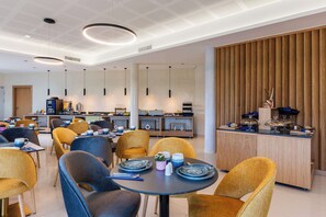 每日供应自助式早餐（每人 EUR 18）