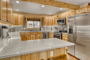 Kylskåp, mikrovågsugn, ugn och spishäll