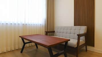 Bay Suite | Individually decorated, individually furnished, free WiFi, bed sheets