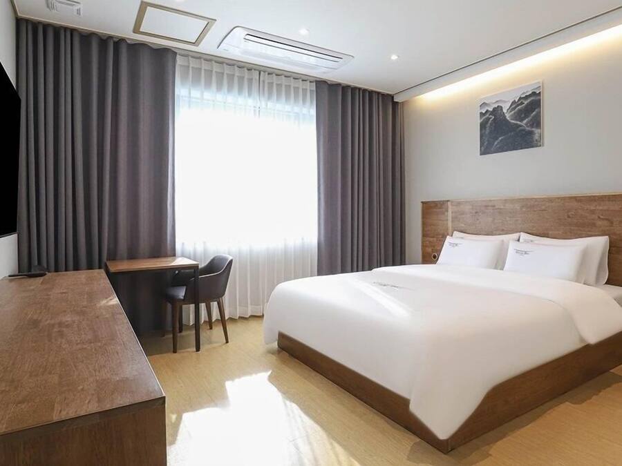 Standard Double Room | WiFi (free), individually decorated, individually furnished, bed sheets