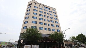 A multi-story hotel with a sign for 'Caffe Pascoli' on the ground floor. - Hotel Grand Bay Boryeong (Boryeong)