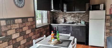 Refrigerador, placa de cocina, tetera/pava eléctrica, tostadora