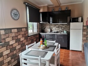 Geladeira, cooktop, chaleira elétrica, torradeira