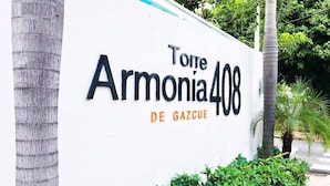 En bygning med et skilt, der viser teksten "Torre Armonia 408" og "DE GAZCUE".