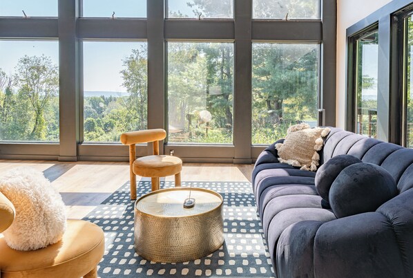 Smart-TV, Kamin, Videospiele, DVD-Player