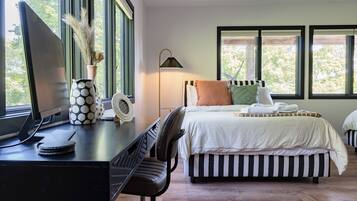 4 bedrooms, desk, iron/ironing board, travel crib