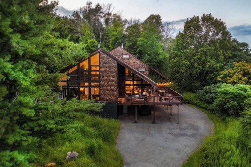 Mountain View Retreat w/ Hot Tub, Theater, and Gym