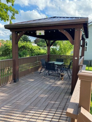 Outdoor dining - Spacious home in quiet neighborhood. Fenced yard. Easy access to attractions.   (Oak Hill)