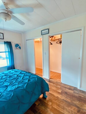 3 bedrooms, WiFi, bed sheets - Spacious home in quiet neighborhood. Fenced yard. Easy access to attractions.   (Oak Hill)