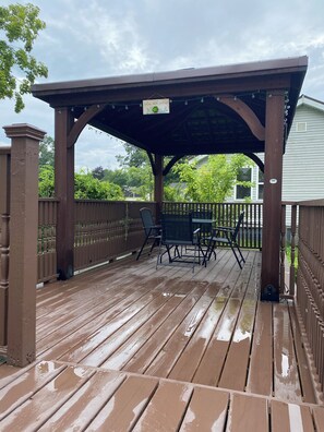 Outdoor dining - Spacious home in quiet neighborhood. Fenced yard. Easy access to attractions.   (Oak Hill)