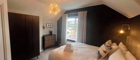 3 soverom, strykejern/-brett, wi-fi og sengetøy