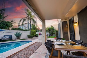House, 4 Bedrooms | Outdoor dining - 73rd Glendale 4 Bedroom Home by RedAwning (Glendale)
