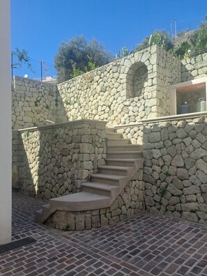 A stone staircase leading up to a building with a window. - Charming apartment in Forio d'Ischia just a few minutes from the sea, the centre (Forio)
