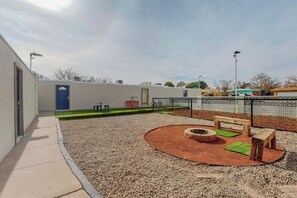 Outdoor dining - ⟫Dog Run & Courtyard 2 Bedroom Apt w/King Bed W&D (Albuquerque)