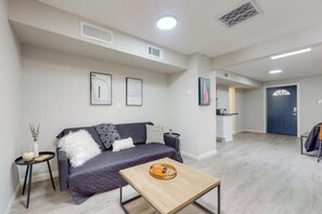 Smart TV - ⟫Dog Run & Courtyard 2 Bedroom Apt w/King Bed W&D (Albuquerque)